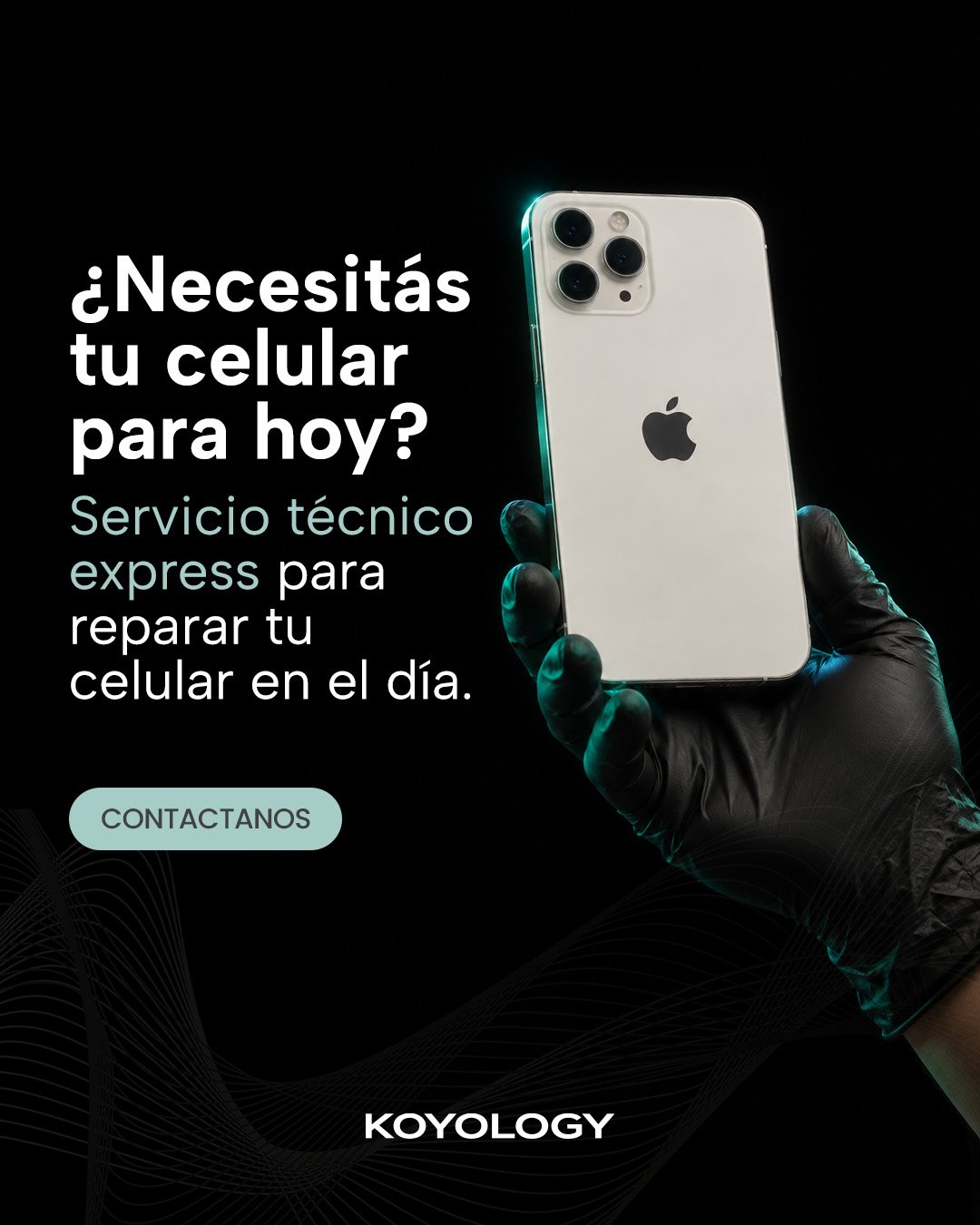 Especialista sosteniendo un teléfono móvil